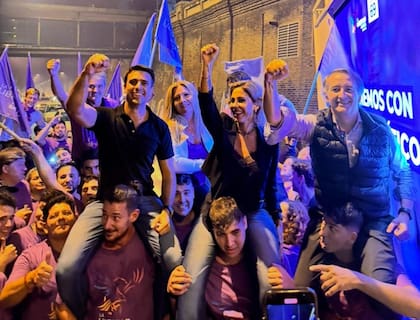 Juan Aleart, Romina Diez y Nicolás Mayoraz en andas de los fans libertarios