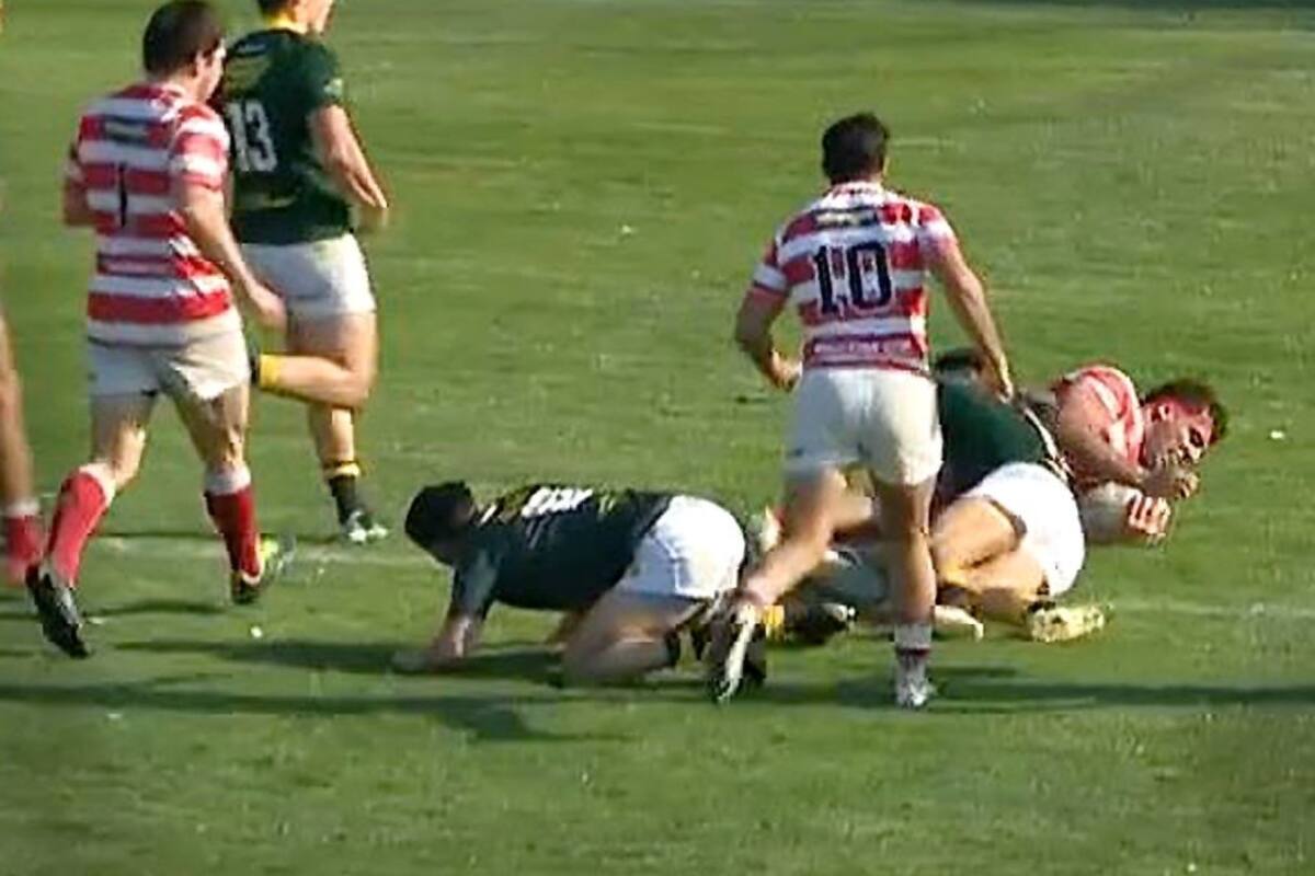 Juan Anderson, autor de dos tries; observan Díaz Luzzi, la figura de Alumni, y Federico Lucca