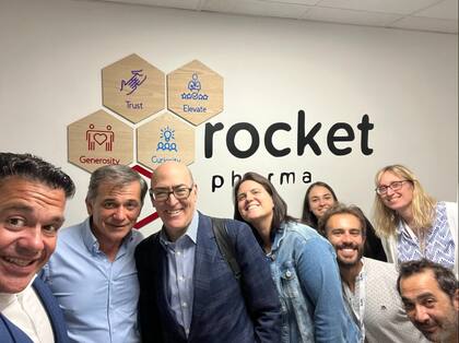 Juan Antonio Bueren (segundo por la izquierda) y Elena Almarza (primera por la derecha), durante una visita a las instalaciones de Rocket Pharma en Madrid