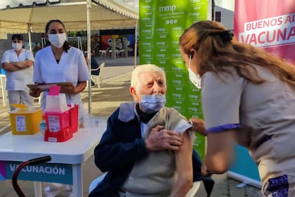 Juan Antonio Hernández, de 100 años, recibió hoy la primera dosis de la vacuna Sputnik en Marcos Paz