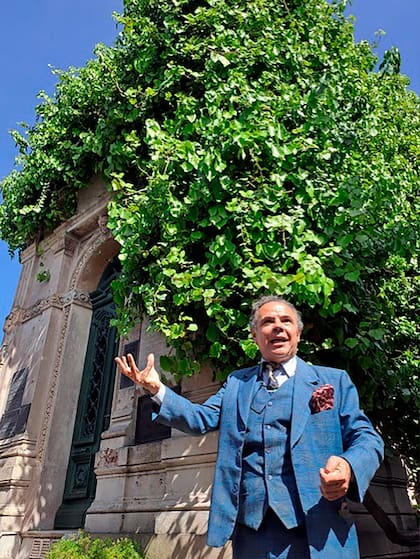 Juan Antonio Lázara coordina visitas guiadas en el cementerio de la Chacarita
