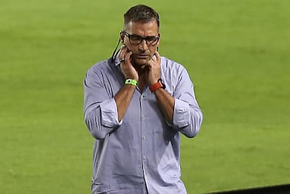 Juan Antonio Pizzi, DT de Racing, vivió con incredulidad el final, aunque terminó festejando el triunfo de Racing sobre Independiente