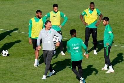 Juan Antonio Pizzi entrenando a la selección de Arabia en San Petersburgo