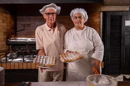 Juan Araujo, el primer wafflero, trabajó en L'Auberge 45 años; luego vino Wilder Charbonnier (foto), que se jublió en 2021 después de 13 años en el hotel. Hoy, Noelia Urrutia está al mando de las waffleras.