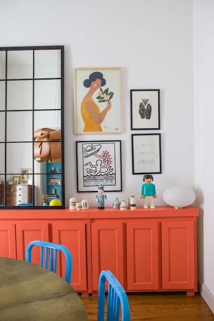 Juan Augusto Laplacette y Mariano Daniel Manzi, pareja fanática de la decoración, llenó de color y personalidad cada rincón de su departamento en Caballito.