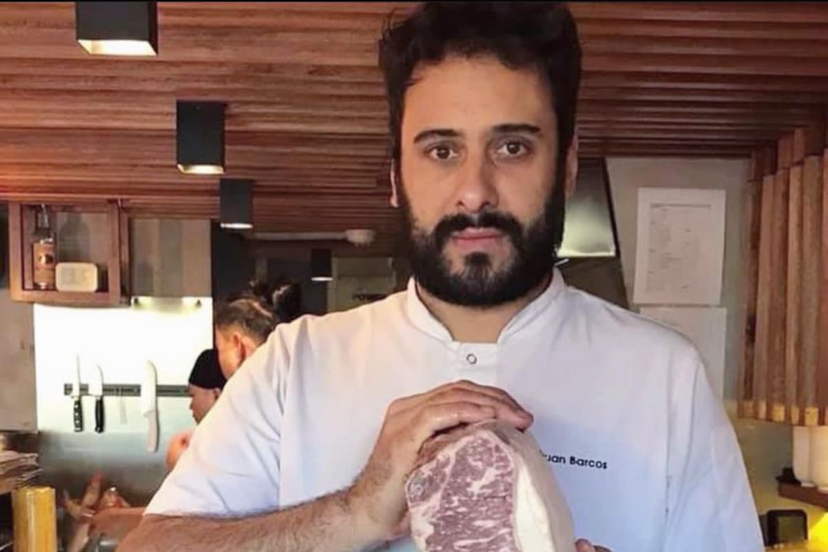 Juan Barcos exhibiendo el marmolado de la carne de wagyu
