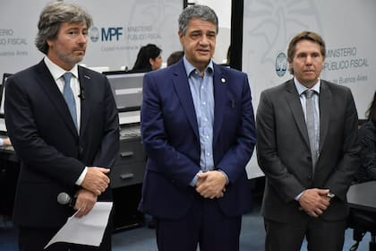 Juan Bautista Mahiques, junto al alcalde porteño Jorge Macri y a su ministro de Justicia, Gabino Tapia
