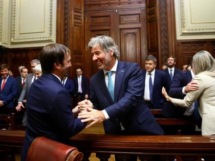 Juan Bautista Mahiques saluda a su segundo, Santiago Viola