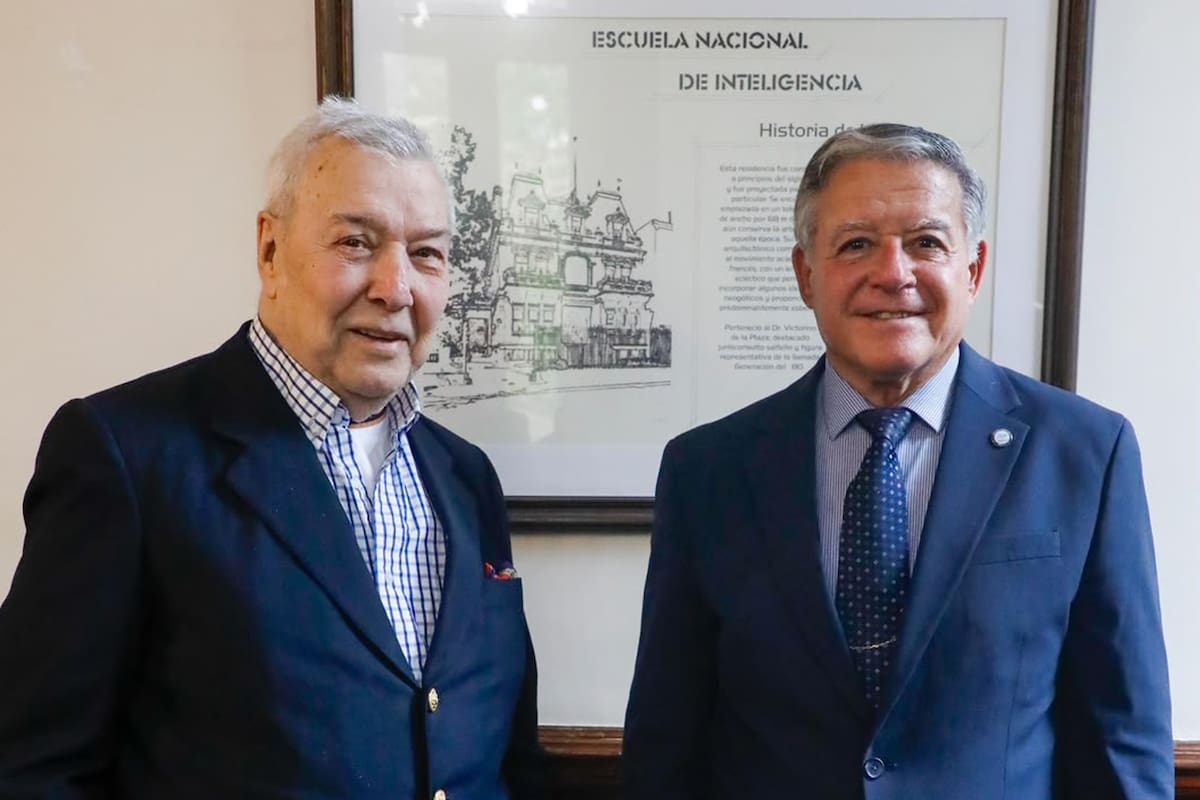 Juan Bautista Yofre y Carlos Daniel Esteban, en la Escuela Nacional de Inteligencia