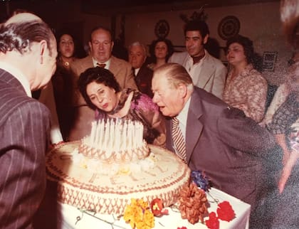 Juan Bellotti y Ofelia Belli, padres de Raúl Jorge y Juan Carlos, fueron quienes bautizaron Chimbote a la empresa
