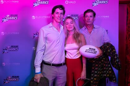 Juan Bollini, manager de Grand Champions Polo Club, junto a su hijo y la novia del hijo