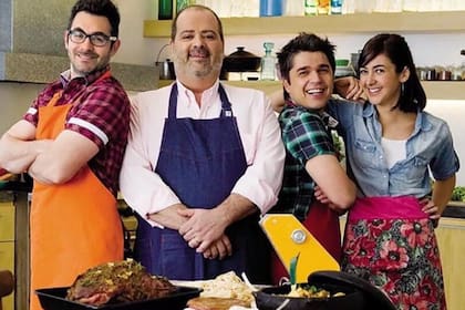 Juan Braceli, Juan Ferrara y Ximena Saenz junto a Calabrese
