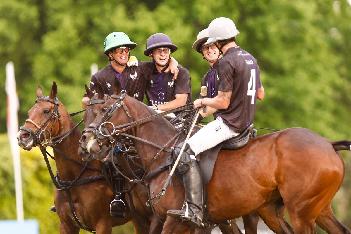 Juan Britos, Rufino Bensadón, Gonzalo Ferrari y Jerónimo del Carril celebran: acaban de derrotar, con 34 goles de handicap, a uno de 37, UAE, en el Abierto de Tortugas.