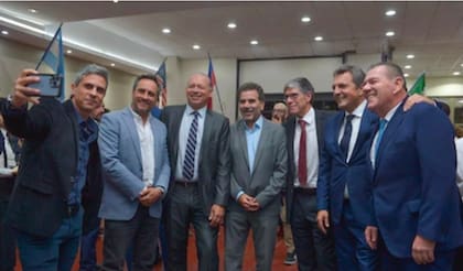 Juan Cabandié, Sergio Berni, Cristian Ritondo, Juan Manuel Abal Medina, Sergio Massa y Guillermo Montenegro, en la entrega de un premio a Daniel Hadad