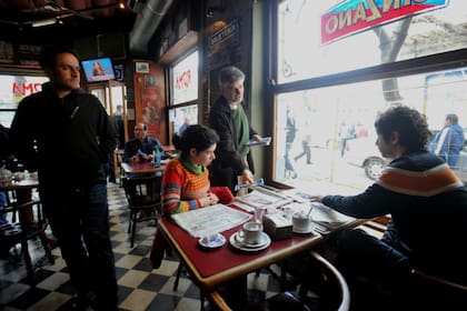 Juan Cabandié y Daniel Filmus en un bar de La Boca, de campaña