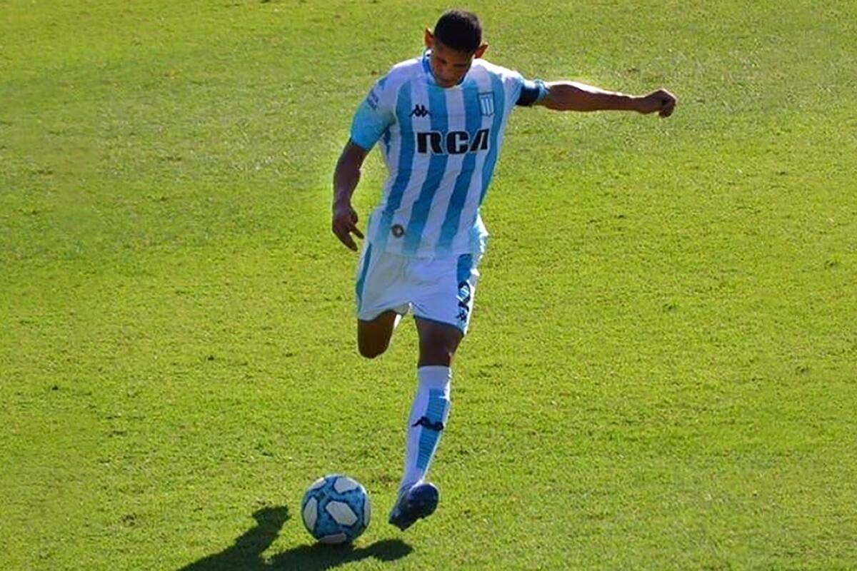 Juan Cáceres, un zaguero central que también puede jugar como lateral derecho en Racing; Pizzi le dará la chance de ser titular ante River