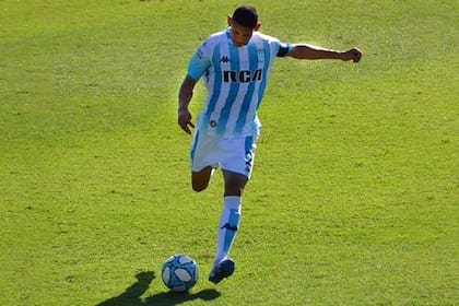 Juan Cáceres, un zaguero central que también puede jugar como lateral derecho en Racing; Pizzi le dará la chance de ser titular ante River