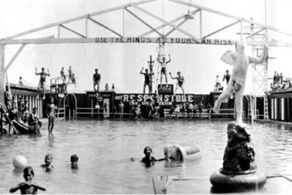 Juan Caldera creó la alberca de la foto, "el corralón", para los habitantes mexicano-estadounidenses de San Bernardino y Colton como alternativa a la piscina municipal. (Imagen de 1930)