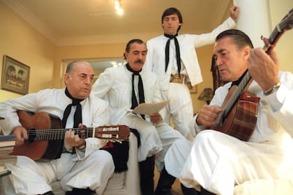 Juan Carlos Saravia en una nota por los 50 años de Los Chalchaleros, en abril de 1998