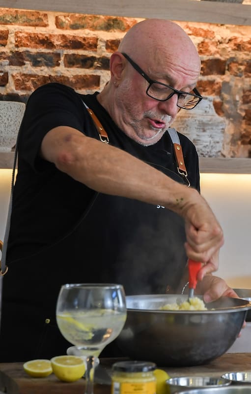 Juan Carlos Baglietto cocina con amigos y colegas