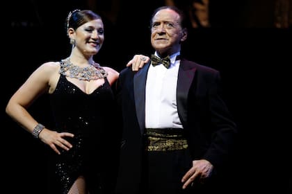 Juan Carlos Copes en 2012, en el escenario junto a su hija y pareja de baile Johana
