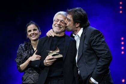 Juan Carlos Corazza, en la Gala Unión De Actores Awards 2018, con su discípulo Javier Bardem y Elena Anaya