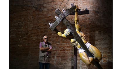 Juan Carlos Distéfano y su obra "Acción directa" en la Bienal de Venecia