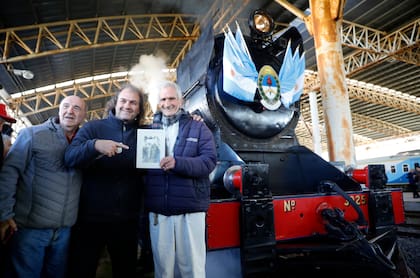 Juan Carlos Guimaraes, foguista, con una foto de hace 60 años con la misma locomotora