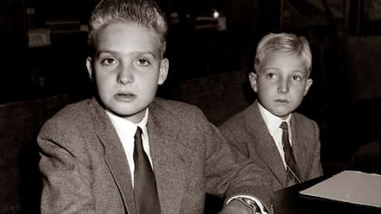 Juan Carlos junto a su hermano Alfonso