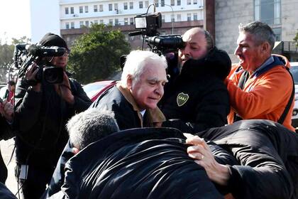 Juan Carlos Lascurain a la salida de los tribunales de Comodoro Py