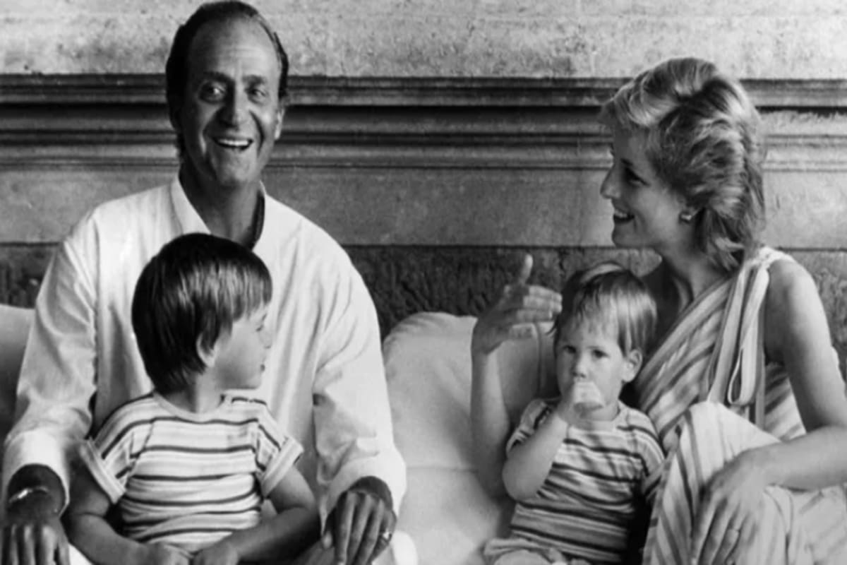 Juan Carlos le envió la plata debido a que Diana estaba siendo chantajeada para publicar unas fotos que le hicieron sin permiso haciendo ejercicio. El pedido revela el vínculo de confianza que había entre ellos