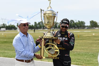 Juan Carlos Lucio Godoy entregó la Copa de Oro a Agustín Canapino