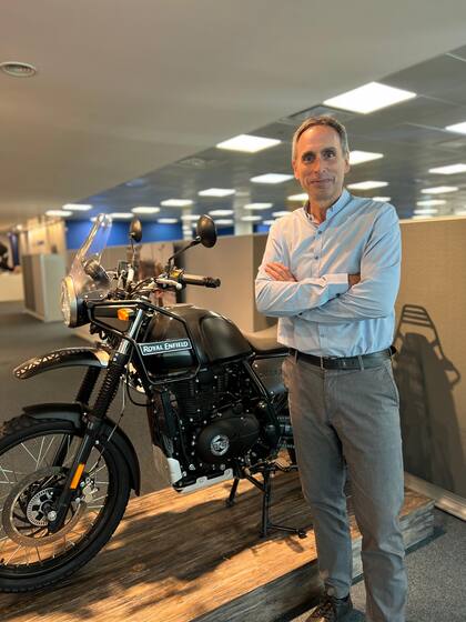 Juan Carlos Más, director comercial del Grupo SIMPA junto a la Himalayan 450