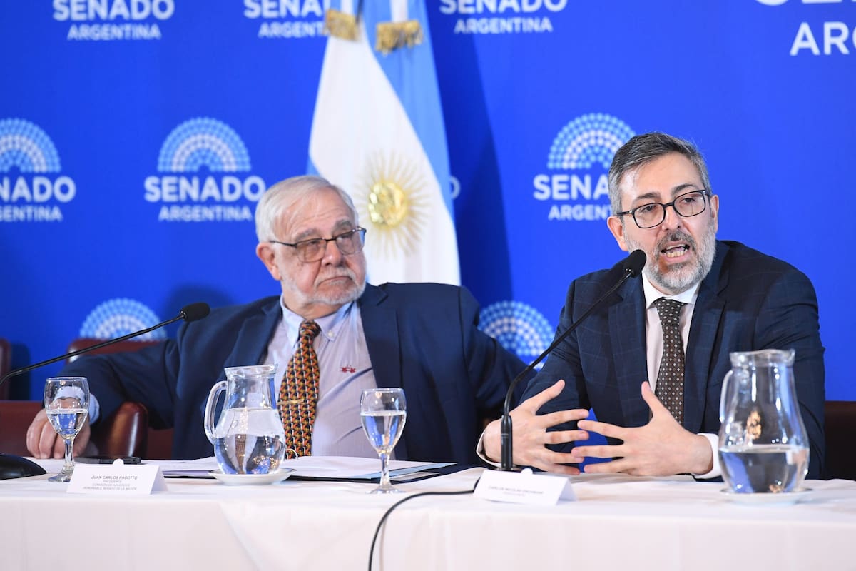 Juan Carlos Pagotto, presidente de la Comisión de Acuerdos, con el fiscal Carlos Escandar, candidatos a ocupar otro cargo en la Justicia