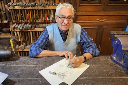 Juan Carlos Pallarols en su taller con la lapicera inspirada en Carlos Ruiz Zafón