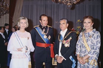 Juan Carlos, rey de España, visitó al sha Mohammad Reza Pahlavi en Teherán (Photo by michel Setboun/Corbis via Getty Images)