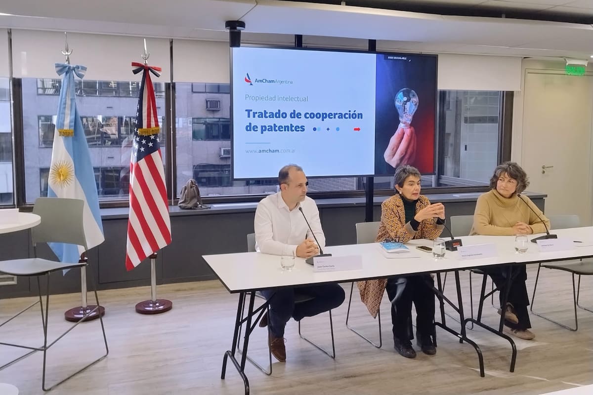 Juan Carlos Soria, María Eugenia Estenssoro y Adriana de Siervi, fundadora de Co-fundadora en Oncoliq, una start up que lleva adelante investigaciones para disminuir la mortalidad por cancer
