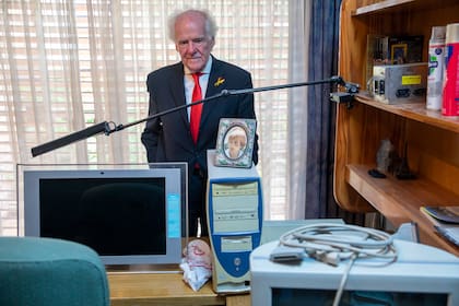 Juan Carlos todavía conserva la vieja computadora de su hijo Axel. Él mismo la usa, cada tanto. Le cambió el monitor, aunque a un costado aparece el original