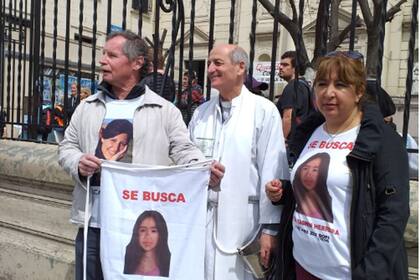 Juan Carr junto a Maria Elena Delgado, madre de Sofía, en San Cayetano por iniciar la peregrinación
