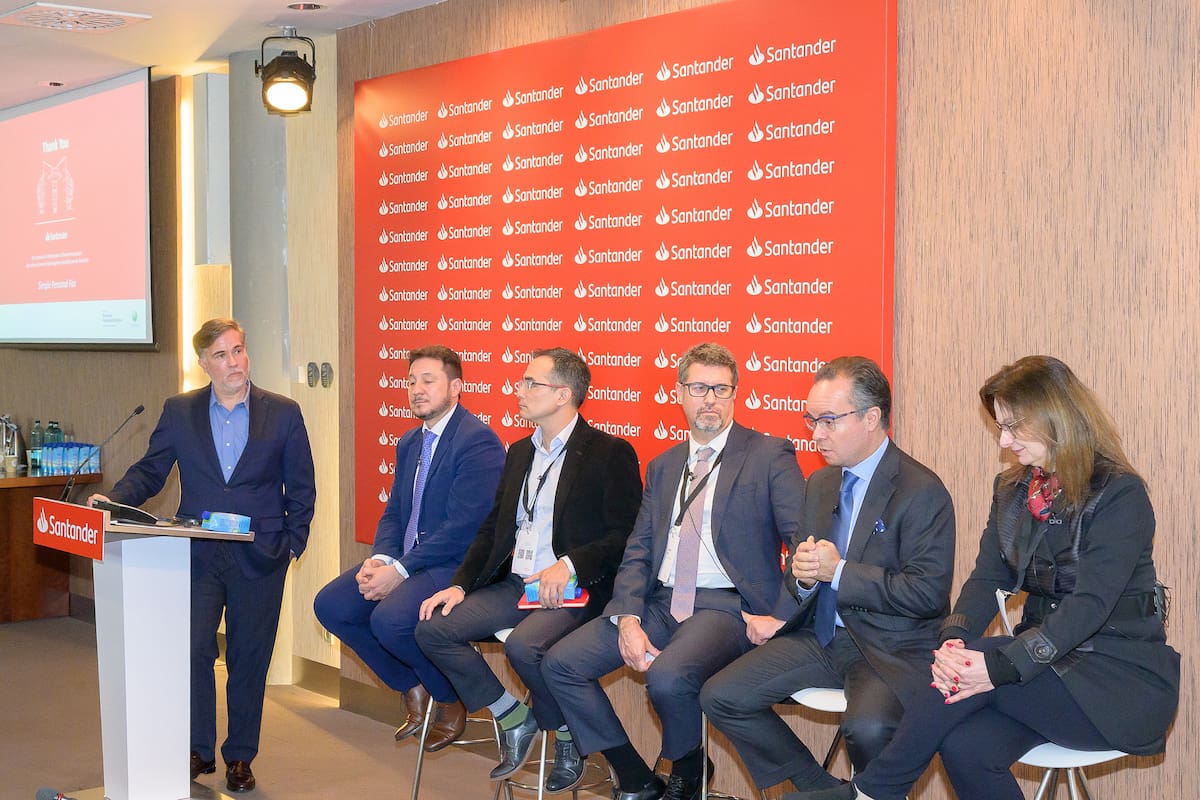 Juan Cerruti, economista jefe global de Santander, y los analistas de cada país de América Latina