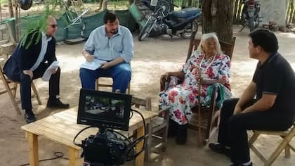 Juan Chico (derecha) durante la grabación del testimonio de Rosa Grilo