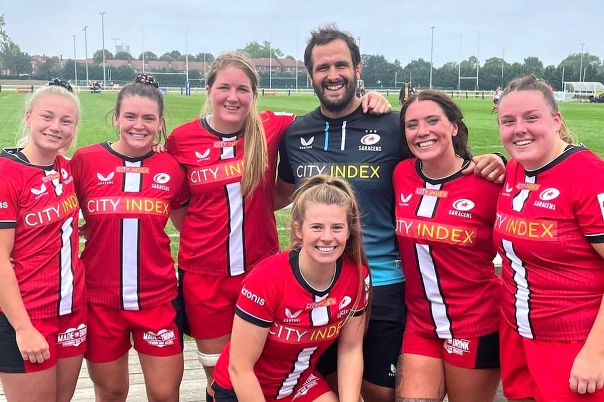 Juan "Chipi" Figallo con las jugadoras de Saracens: una experiencia distinta para el exPuma