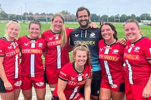 Juan "Chipi" Figallo con las jugadoras de Saracens: una experiencia distinta para el exPuma