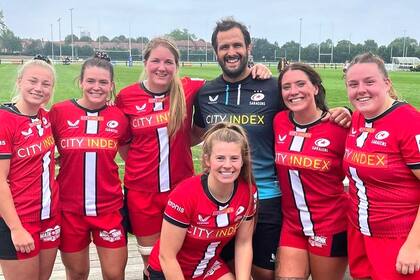 Juan "Chipi" Figallo con las jugadoras de Saracens: una experiencia distinta para el exPuma