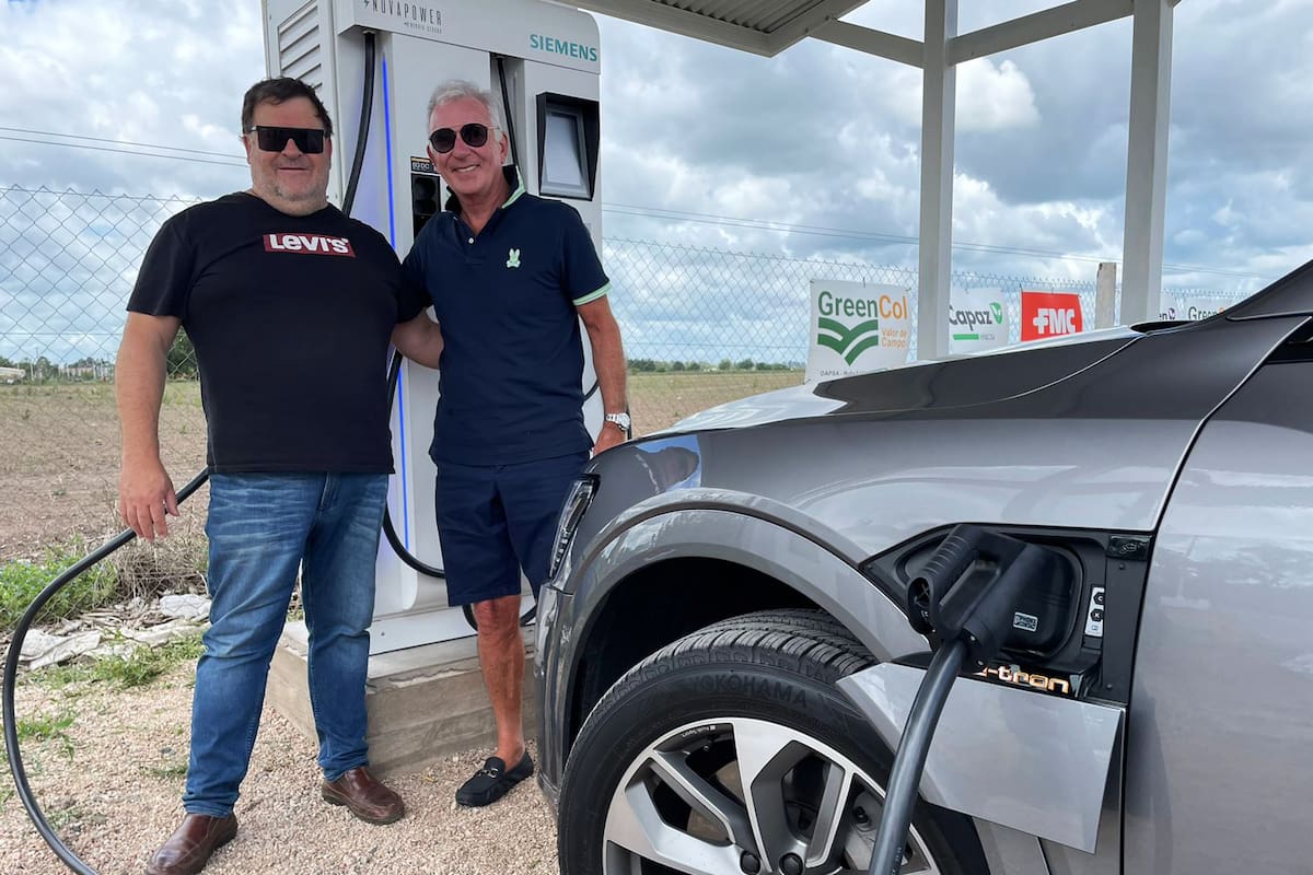 Juan Ciminari (derecha) junto a Adalberto Salvatori, dueño de la estación de servicio en Colón en la que instaló el cargador eléctrico