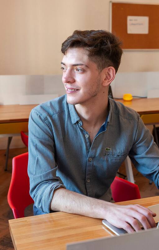 Juan Compte, que aun no se recibió de ingeniero químico, ya trabaja para Consumer Affairs, una empresa de Estados Unidos que le paga en dólares