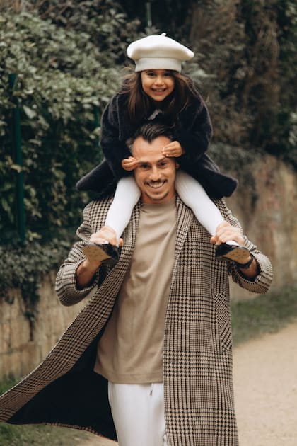 Juan con Niki, vestida con tapado y boina de la
marca infantil Tartine et Chocolat para la que Eguía
hizo una colaboración.