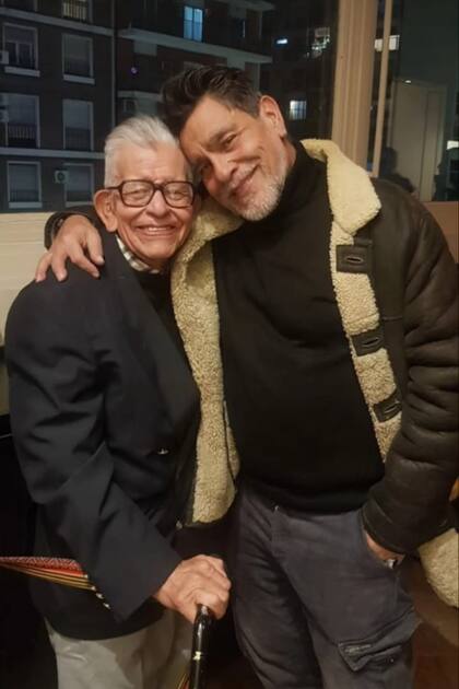 Juan con su papá, José, un apasionado del teatro. "Fue quien me abrió la puerta a ese mundo increíble", dice él.