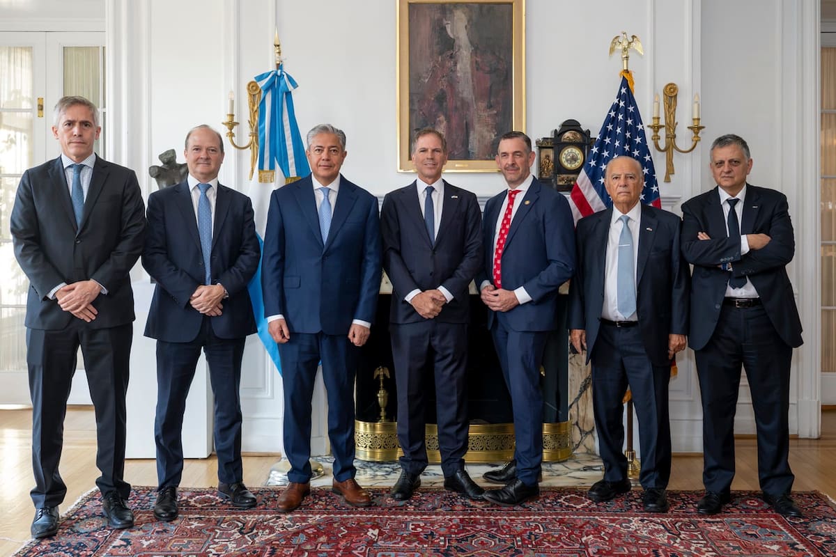 Juan Cortelletti, jefe de Misión Adjunto en la embajada en Washington; Daniel González, secretario de Coordinación de Energía y Minería; Rolando Figueroa, gobernador de Neuquén; el embajador Alec Oxenford; el representante Michael Rulli, co-presidente del Argentina Congressional Caucus; Alejandro Bulgheroni, presidente del Pan American Energy Group, y Horacio Marín, presidente y CEO de YPF, en la embajada argentina en Washington.