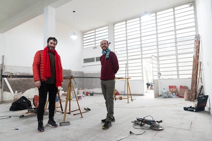 Juan Coulasso y Matias Coulasso, los gestores de la sala Roseti de Chacarita en uno de los tantos espacios del nuevo teatro que comenzará a funcionar en el Abasto